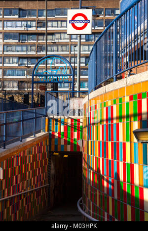 Londres, Royaume-Uni - 03 novembre, 2012 : Elephant & Castle entrée de la station de métro de Londres Banque D'Images