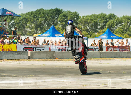 Ukraine-July,Vinnytsia 25, 2015 : Inconnu stunt biker de divertir le public avant le début du championnat de la dérive sur juillet 25,2015 dans Vinn Banque D'Images