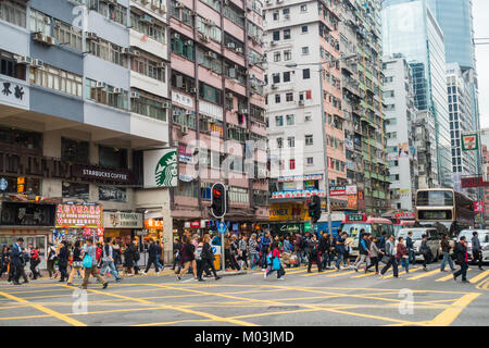 Hong Kong les piétons traversent la rue en Kawloon Banque D'Images