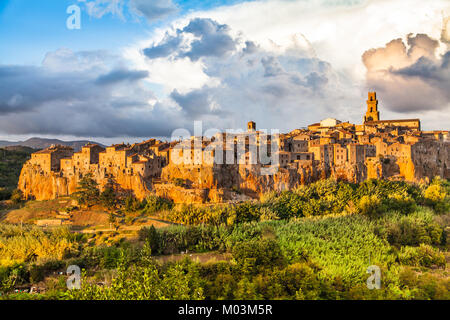 Ville médiévale de Pitigliano au coucher du soleil, Toscane, Italie Banque D'Images