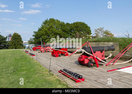 Livres Français 36 canons navals, le fort McHenry, Baltimore, Maryland, United States. Banque D'Images