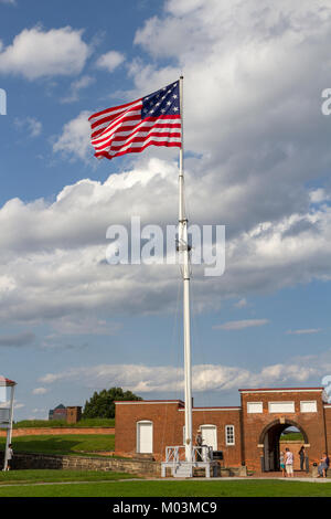Les 15 étoiles, 15-stripe de "star-Spangled Banner' survolant le fort McHenry, Baltimore, Maryland, United States. Banque D'Images
