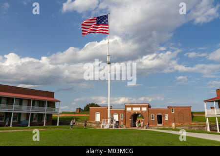 Les 15 étoiles, 15-stripe de "star-Spangled Banner' survolant le fort McHenry, Baltimore, Maryland, United States. Banque D'Images