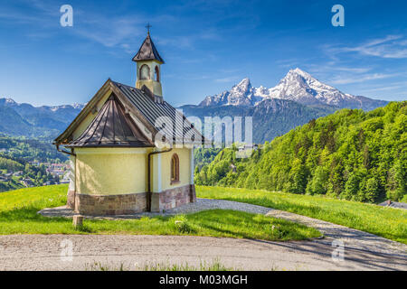 Belle vue de la célèbre chapelle à Lockstein avec mont Watzmann en arrière-plan, le parc national de Berchtesgaden, Berchtesgadener Land, Bavière, Allemagne Banque D'Images