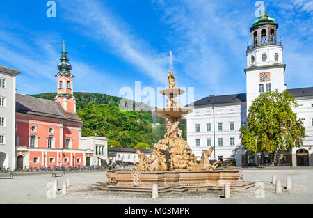 Belle vue de Residenzplatz avec célèbre Residenzbrunnen à Salzbourg, Autriche, Salzburger Land Banque D'Images