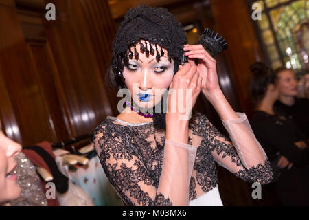 London,UK,15 septembre 2017, modèle coulisses à Michaela Frankova SS18 show, la mode du Scoutisme, LFW SS18. Freemasons Hall. Mariusz Goslicki/Alamy Banque D'Images