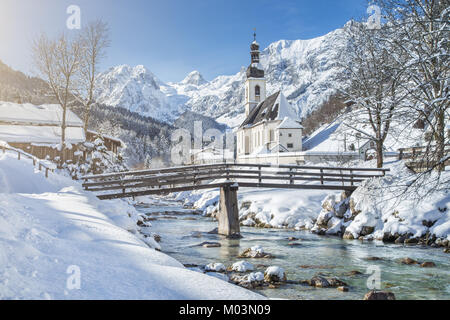 Vue panoramique sur scenic paysage d'hiver dans les Alpes bavaroises avec célèbre église paroissiale de Saint Sébastien dans le village de Ramsau, Nationalpark Berch Banque D'Images