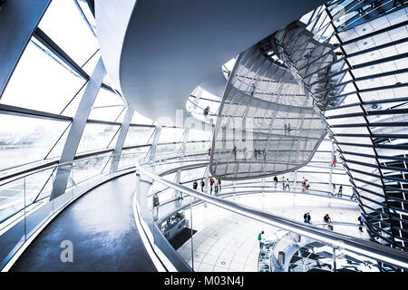 Vue de l'intérieur de la célèbre coupole du Reichstag le 19 juillet 2015 à Berlin, Allemagne Banque D'Images