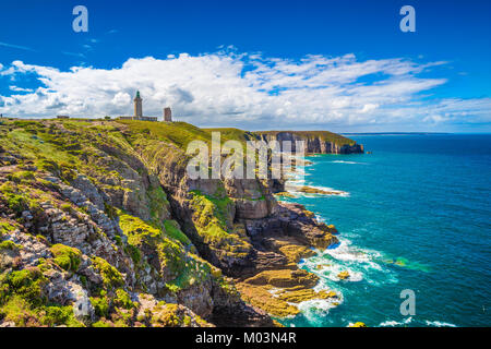 Vue panoramique du paysage côtier pittoresque traditionnel avec phare de la célèbre péninsule de Cap Fréhel sur la Côte d'Emeraude, commune de Plevenon, Lit bébé Banque D'Images