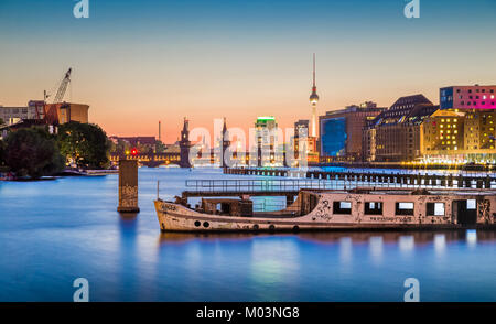 Vue panoramique sur les toits de Berlin avec célèbre tour de la télévision et l'Oberbaum Bridge avec old ship wreck gisant dans la rivière Spree Berlin au crépuscule, Friedrichshain-Kreu Banque D'Images