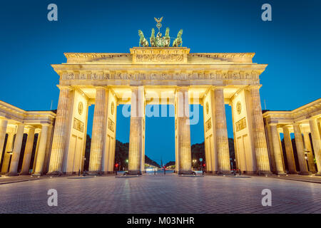 La vue classique du célèbre Brandenburger Tor (Porte de Brandebourg), l'un des plus célèbres monuments et symboles nationaux de l'Allemagne, au crépuscule, Berlin Banque D'Images