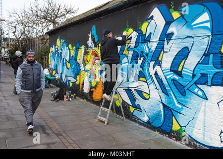 Un nouveau morceau de l'art de rue est créé dans Brick Lane, East London UK Banque D'Images