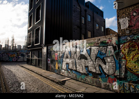 Grimsby Street, près de Brick Lane dans l'Est de Londres, est l'exemple même de la région où l'art de rue se mêle à l'habitation de style moderne. Banque D'Images