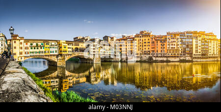 Vue panoramique du célèbre Ponte Vecchio avec Arno au coucher du soleil à Florence, Toscane, Italie Banque D'Images