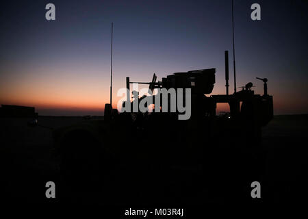 U.S. 5ÈME ZONE DES OPÉRATIONS DE LA FLOTTE -marines avec la Compagnie A, 1er Bataillon, 5e Régiment de Marines, la 15e Marine Expeditionary Unit (MEU) Élément de Combat, une charge contre les mines et les embuscades véhicule protégé en vue de mener des opérations de convoi exercices pendant les opérations militaires en territoire urbain 11 novembre 2017 formation. La 15e MEU et Nord Groupe amphibie sont déployés dans le domaine de la 5e flotte américaine des opérations à l'appui des opérations de sécurité maritime de rassurer les alliés et partenaires, et de préserver la liberté de navigation et la libre circulation du commerce dans la région. (U.S. Mari Banque D'Images