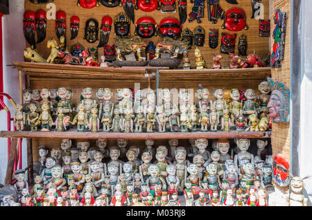 Afficher divers types de marionnettes d'eau vietnamiennes à la vente à la Temple de la littérature qui est situé à Hanoi au Vietnam. Banque D'Images