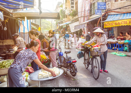 'Hanoi, Vietnam - Nov 2,2017 : vie quotidienne des locaux de la rue du marché le matin à Hanoi, Vietnam. Une foule d'acheteurs et de vendeurs dans le marché. Banque D'Images