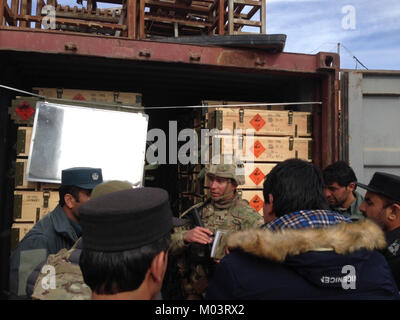 L'Équipe spéciale de la police sud-est de l'équipe de conseiller a effectué une formation périodique, d'aider et conseiller à la 303e mission de l'Administration centrale de la zone située à Gardez, province de Paktiya, Afghanistan, le 17 décembre 2017. Premier lieutenant Benjamin Skelton de la 3e Division d'infanterie, poste de commandement principal détachement opérationnel, est montré dans cette photo de conseiller les agents de soutien et les entrepreneurs de la Police nationale afghane sur le stockage et la responsabilisation des munitions. Banque D'Images