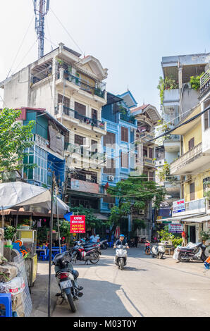 Hanoi, Vietnam - octobre 31,2017 Local : la vie quotidienne de la rue à Hanoi, Vietnam. Les gens peuvent voir l'exploration autour d'elle. Banque D'Images