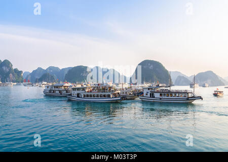 La baie d'Halong, Vietnam - Novembre 3,2017 : Très belle vue panoramique sur les croisières dans la baie d'Halong, Vietnam. Banque D'Images