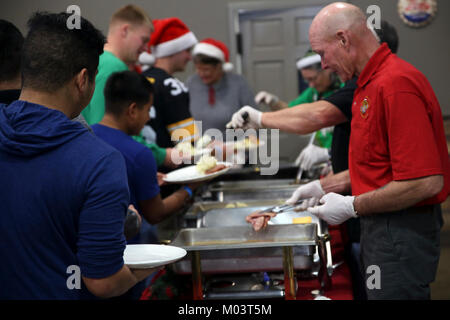 Bénévoles servent de nourriture pour les membres de service au dîner de Noël à bord de Marine Corps Air Station Cherry Point, N.C., 25 décembre 2017. Le dîner a été un événement gratuit pour les célibataires et unnacompnied Marines et marins organisée par le programme marin unique de Cherry Point. Activités tout au long de la journée comprenait un méga pain d'épice construction maison, un tirage au sort et un éléphant blanc l'échange de cadeaux. (U.S. Marine Corps Banque D'Images