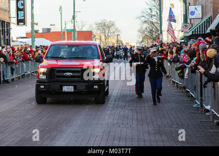 U. S. Marine Corps à partir de la gare de recrutement Nashville faire une apparition au cours de l'AutoZone Liberty Bowl Parade à Memphis, le 29 décembre 2017. L'AutoZone Liberty Bowl est un des plus riches en tradition et patriotiques jeux bol en Amérique. (U.S. Marine Corps Banque D'Images