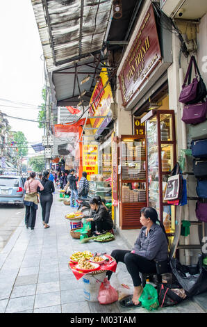 Hanoi, Vietnam - Novembre 5,2017 : les vendeurs de rue de vente de divers types de fruits et des collations à côté de la rue à Hanoi Old Quarter. Banque D'Images