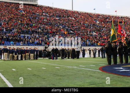 Le colonel Jeffrey Smitherman et le major Jonathan Landers observer les futurs marines qu'ils lèvent la main pour le serment de l'enrôlement au Liberty Bowl Memorial Stadium à Memphis, Tennessee, 30 décembre 2017. Le serment a eu lieu sur le terrain de football avant le match entre l'état de l'Iowa et l'Université de Memphis. Smitherman est la 6ème Marine Corps, Commandant du district de recrutement et de recrutement est la Landers Nashville Commandant. (U.S. Marine Corps Banque D'Images