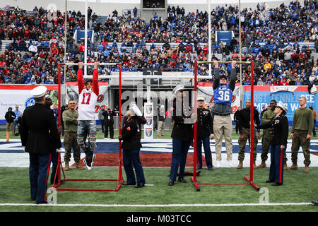 Deux étudiants du secondaire la concurrence dans l'AutoZone Liberty Bowl/Marines Chin-Up Défi au Liberty Bowl Memorial Stadium à Memphis, Tennessee, 30 décembre 2017. Les deux finalistes, de Brighton, Lance West High School, et Jarret Fowlkes, de Christian Brothers High School, ont été les meilleurs élèves des écoles locales. Ils avaient 30 secondes pour remplir autant de Marine Corps chin-ups comme ils le pouvaient. L'ensemble de l'Ouest était Chin-Up Défi champion. (U.S. Marine Corps Banque D'Images