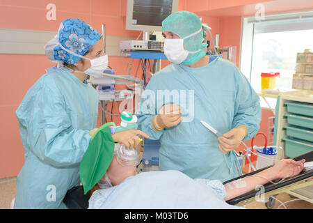 Chirurgiens discuter dossiers patients dans l'opération prix à l'hôpital Banque D'Images