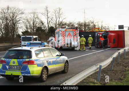 Wesseling, Allemagne. 18 janvier, 2018. Wesseling, Allemagne 18 Janvier 2018 tempête, un camion renversé : Friederike passe sur l'autoroute A555 entre Cologne et Bonn et provoque un blocage de toutes les voies en direction de Bonn. Credit : Juergen Schwarz/Alamy Live News Banque D'Images