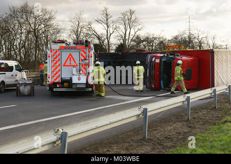 Wesseling, Allemagne. 18 janvier, 2018. Wesseling, Allemagne 18 Janvier 2018 tempête, un camion renversé : Friederike passe sur l'autoroute A555 entre Cologne et Bonn et provoque un blocage de toutes les voies en direction de Bonn. Credit : Juergen Schwarz/Alamy Live News Banque D'Images