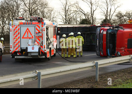 Wesseling, Allemagne. 18 janvier, 2018. Wesseling, Allemagne 18 Janvier 2018 tempête, un camion renversé : Friederike passe sur l'autoroute A555 entre Cologne et Bonn et provoque un blocage de toutes les voies en direction de Bonn. Credit : Juergen Schwarz/Alamy Live News Banque D'Images