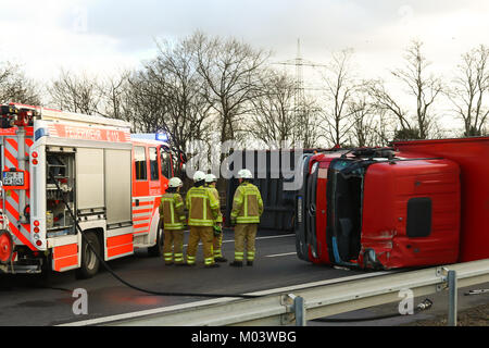 Wesseling, Allemagne. 18 janvier, 2018. Wesseling, Allemagne 18 Janvier 2018 tempête, un camion renversé : Friederike passe sur l'autoroute A555 entre Cologne et Bonn et provoque un blocage de toutes les voies en direction de Bonn. Credit : Juergen Schwarz/Alamy Live News Banque D'Images