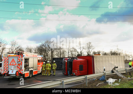 Wesseling, Allemagne. 18 janvier, 2018. Wesseling, Allemagne 18 Janvier 2018 tempête, un camion renversé : Friederike passe sur l'autoroute A555 entre Cologne et Bonn et provoque un blocage de toutes les voies en direction de Bonn. Credit : Juergen Schwarz/Alamy Live News Banque D'Images