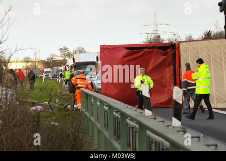 Wesseling, Allemagne. 18 janvier, 2018. Wesseling, Allemagne 18 Janvier 2018 tempête, un camion renversé : Friederike passe sur l'autoroute A555 entre Cologne et Bonn et provoque un blocage de toutes les voies en direction de Bonn. Credit : Juergen Schwarz/Alamy Live News Banque D'Images