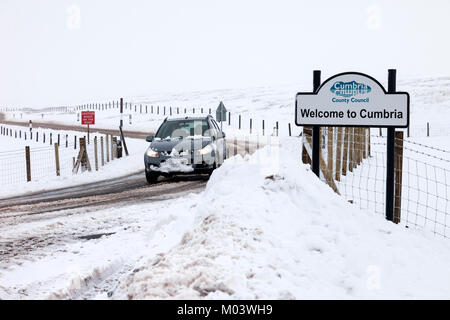 B6277 Teesdale, Cumbria, County Durham/Border UK. Le jeudi 18 janvier 2018. Météo britannique. Nuit lourde neige et poudrerie affecte certaines routes dans le Nord de l'Angleterre. La B6277 entre Middleton-in-Teesdale et Alston est bloqué par la neige sur le côté de Cumbria et ce véhicule a dû faire marche arrière. Crédit : David Forster/Alamy Live News Banque D'Images