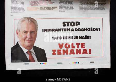 Les Amis de l'association, Milos Zeman a publié une annonce dans quelques journaux qui apportent leur soutien à la réélection du président tchèque titulaire Zeman et attaquer son rival, universitaire Jiri Drahos, en disant qu'il se félicite de la migration, en République tchèque, le Jeudi, Janvier 18, 2018. Zeman et ancien président de l'Académie des Sciences Drahos qui combat pour la présidence dans le ruissellement qui se tiendra les 26 et 27 janvier. Les annonces ont été ordonnées par le Euro-Agency qu'avait payé 1,8 millions de couronnes pour fins de publicité dans des quotidiens avant le premier tour de l'élection présidentielle, selon Zem Banque D'Images