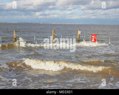 Sheerness, Kent, UK. 18 janvier, 2018. Météo France : photos d'aujourd'hui, au cours de l'eau vague marée dans l'estuaire de la Tamise à Sheerness. Le sous-marin Neptune complètement jetée à marée haute à l'heure du déjeuner. Credit : James Bell/Alamy Live News Banque D'Images