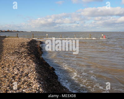 Sheerness, Kent, UK. 18 janvier, 2018. Météo France : photos d'aujourd'hui, au cours de l'eau vague marée dans l'estuaire de la Tamise à Sheerness. Le sous-marin Neptune complètement jetée à marée haute à l'heure du déjeuner. Credit : James Bell/Alamy Live News Banque D'Images