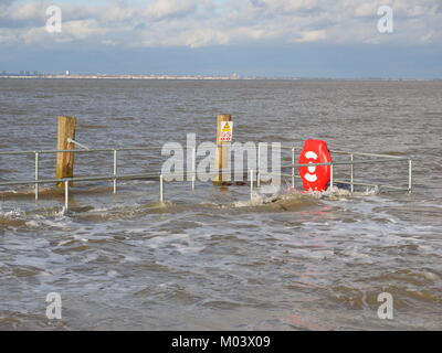 Sheerness, Kent, UK. 18 janvier, 2018. Météo France : photos d'aujourd'hui, au cours de l'eau vague marée dans l'estuaire de la Tamise à Sheerness. Le sous-marin Neptune complètement jetée à marée haute à l'heure du déjeuner. Credit : James Bell/Alamy Live News Banque D'Images