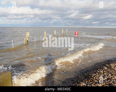 Sheerness, Kent, UK. 18 janvier, 2018. Météo France : photos d'aujourd'hui, au cours de l'eau vague marée dans l'estuaire de la Tamise à Sheerness. Le sous-marin Neptune complètement jetée à marée haute à l'heure du déjeuner. Credit : James Bell/Alamy Live News Banque D'Images