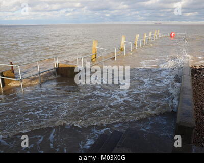 Sheerness, Kent, UK. 18 janvier, 2018. Météo France : photos d'aujourd'hui, au cours de l'eau vague marée dans l'estuaire de la Tamise à Sheerness. Le sous-marin Neptune complètement jetée à marée haute à l'heure du déjeuner. Credit : James Bell/Alamy Live News Banque D'Images