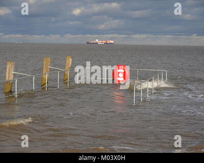 Sheerness, Kent, UK. 18 janvier, 2018. Météo France : photos d'aujourd'hui, au cours de l'eau vague marée dans l'estuaire de la Tamise à Sheerness. Le sous-marin Neptune complètement jetée à marée haute à l'heure du déjeuner. Credit : James Bell/Alamy Live News Banque D'Images