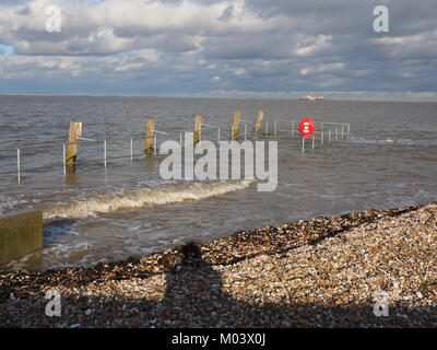 Sheerness, Kent, UK. 18 janvier, 2018. Météo France : photos d'aujourd'hui, au cours de l'eau vague marée dans l'estuaire de la Tamise à Sheerness. Le sous-marin Neptune complètement jetée à marée haute à l'heure du déjeuner. Credit : James Bell/Alamy Live News Banque D'Images