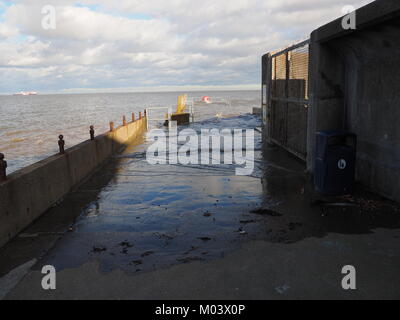 Sheerness, Kent, UK. 18 janvier, 2018. Météo France : photos d'aujourd'hui, au cours de l'eau vague marée dans l'estuaire de la Tamise à Sheerness. Le sous-marin Neptune complètement jetée à marée haute à l'heure du déjeuner. Credit : James Bell/Alamy Live News Banque D'Images