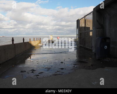 Sheerness, Kent, UK. 18 janvier, 2018. Météo France : photos d'aujourd'hui, au cours de l'eau vague marée dans l'estuaire de la Tamise à Sheerness. Le sous-marin Neptune complètement jetée à marée haute à l'heure du déjeuner. Credit : James Bell/Alamy Live News Banque D'Images