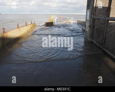 Sheerness, Kent, UK. 18 janvier, 2018. Météo France : photos d'aujourd'hui, au cours de l'eau vague marée dans l'estuaire de la Tamise à Sheerness. Le sous-marin Neptune complètement jetée à marée haute à l'heure du déjeuner. Credit : James Bell/Alamy Live News Banque D'Images