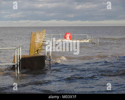 Sheerness, Kent, UK. 18 janvier, 2018. Météo France : photos d'aujourd'hui, au cours de l'eau vague marée dans l'estuaire de la Tamise à Sheerness. Le sous-marin Neptune complètement jetée à marée haute à l'heure du déjeuner. Credit : James Bell/Alamy Live News Banque D'Images