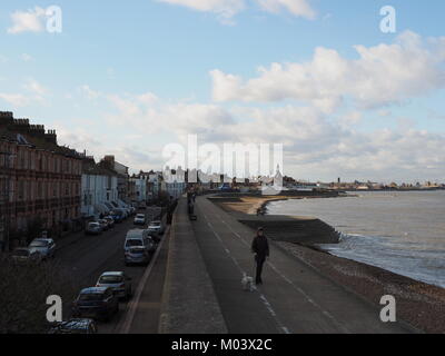 Sheerness, Kent, UK. 18 janvier, 2018. Météo France : photos d'aujourd'hui, au cours de l'eau vague marée dans l'estuaire de la Tamise à Sheerness. Le niveau de la mer contraste avec propriétés le long de la Marine Parade. La plupart de Sheerness est au-dessous du niveau de la mer. Credit : James Bell/Alamy Live News Banque D'Images